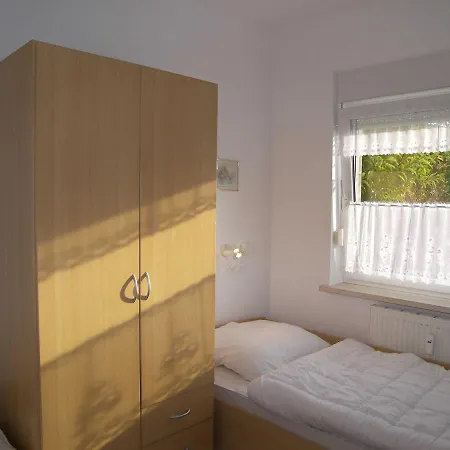 Schwab, In Apartment